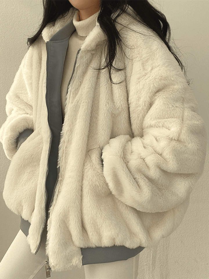 Giacca oversize donna nera, stile bomber, con caldo pile e pratico cappuccio.