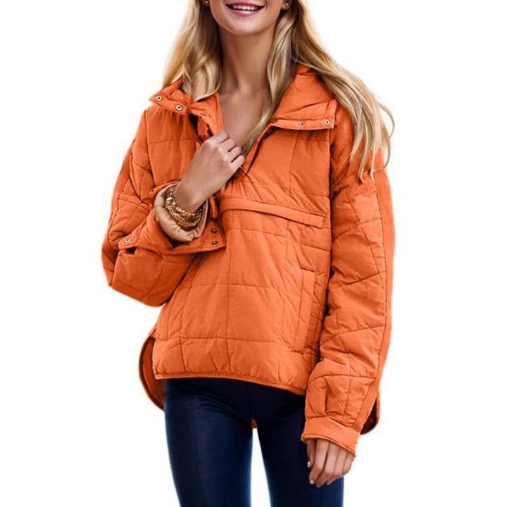 Primo piano della texture trapuntata del piumino donna. Dettaglio di stile e qualità per la tua giacca invernale.