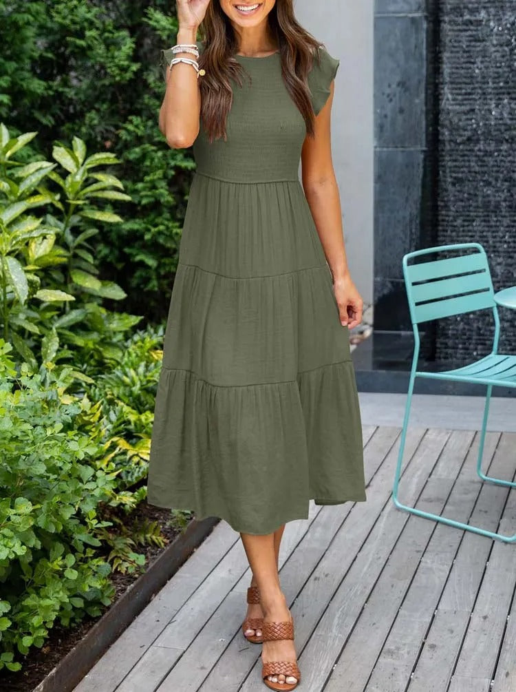 Abito midi verde donna con maniche a farfalla, un capo estivo chic e versatile.