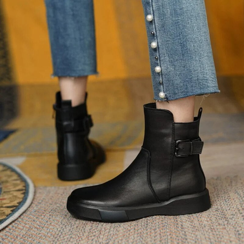 Eleganti stivaletti donna in vera pelle vintage marrone, ideali per autunno inverno. Suola piatta comfort.