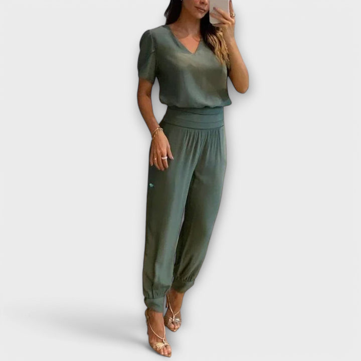 Completo donna moda casual chic: top coordinato e pantaloni fluidi ampi. Outfit versatile ed elegante.