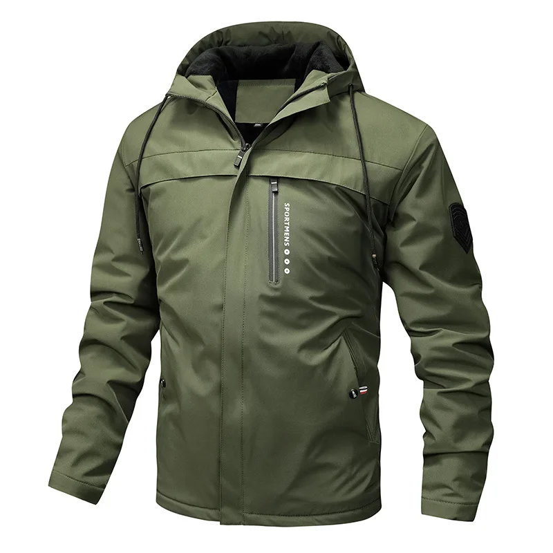 Giacca verde uomo regolabile, antivento e idrorepellente, stile moderno per un look casual confortevole.