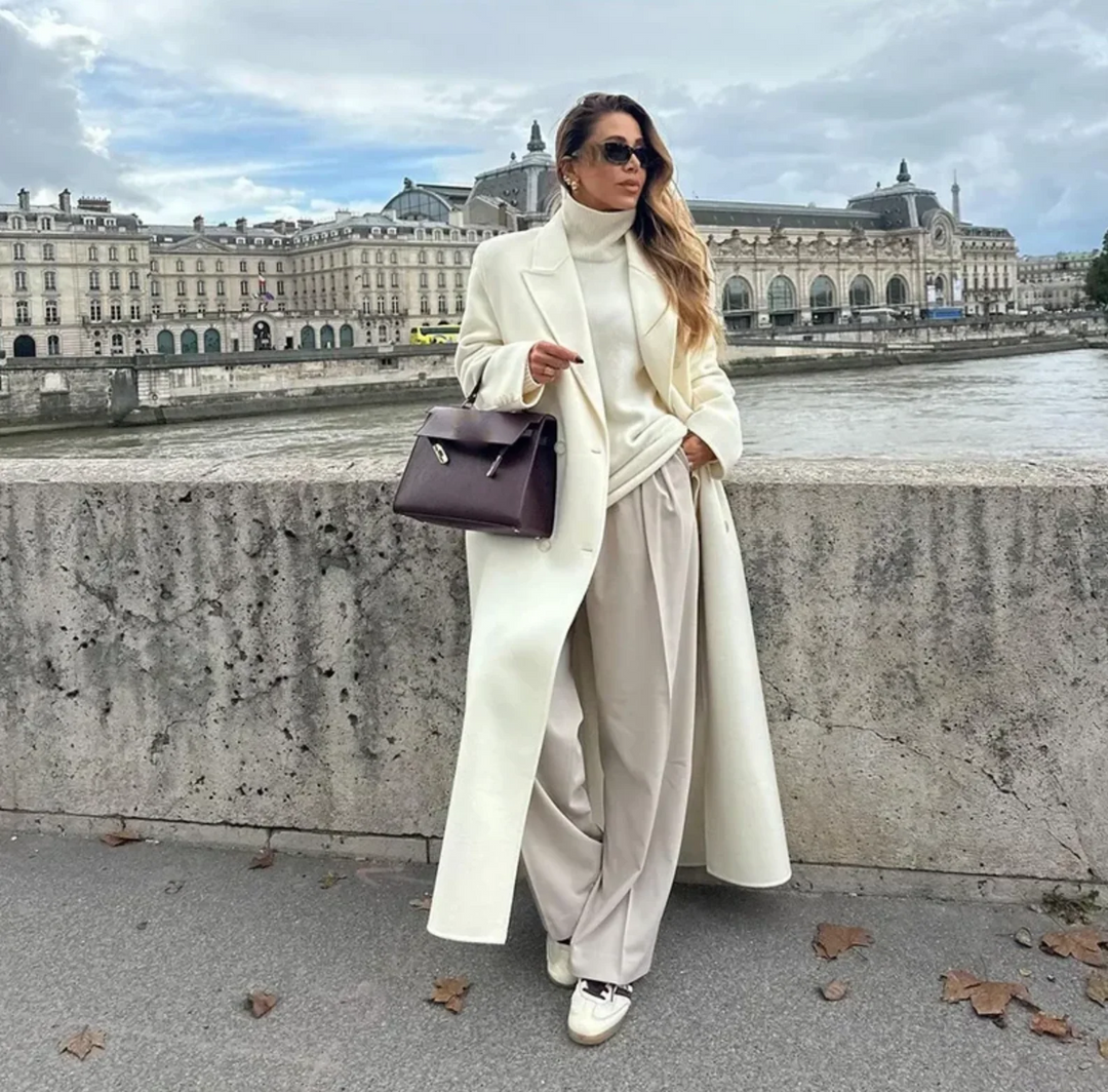 Cappotto lungo oversize da donna in lana bianco, ideale per un look invernale elegante e di tendenza.