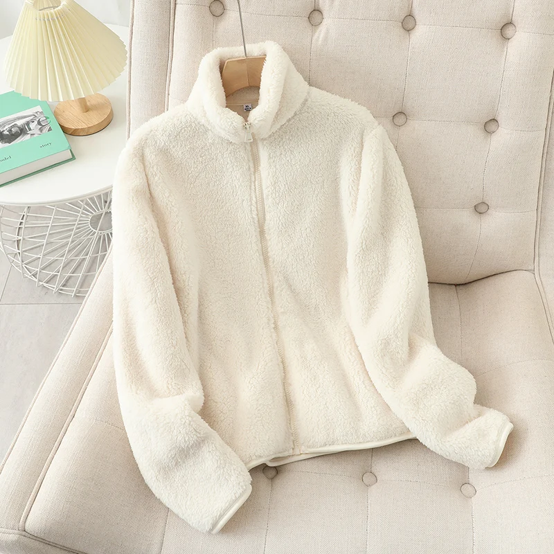 Cappotto corto teddy donna caldo con collo alto e zip. Perfetto per moda invernale, stile casual elegante.