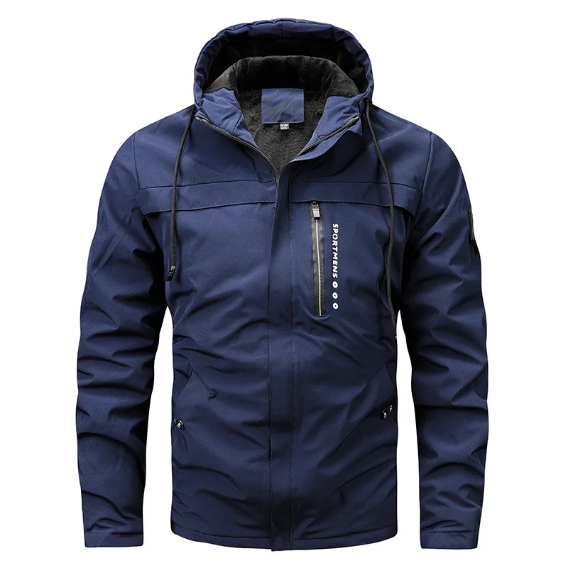Uomo indossa giacca blu leggera, idrorepellente e antivento, per attività all'aperto e moda maschile.