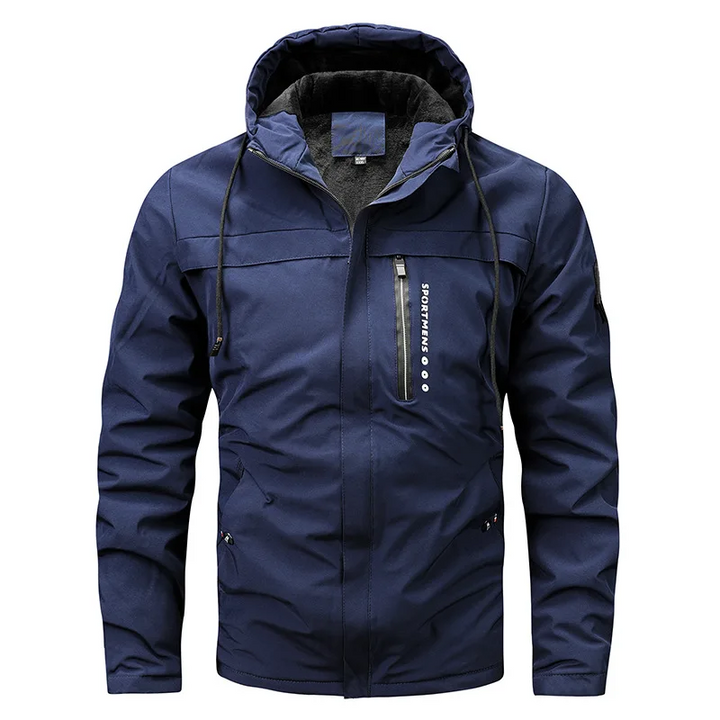 Uomo indossa giacca blu leggera, idrorepellente e antivento, per attività all'aperto e moda maschile.