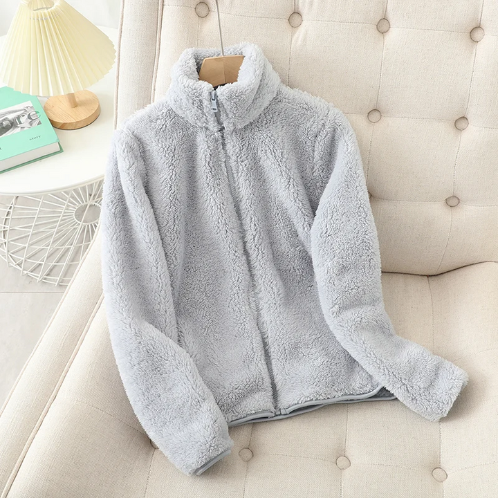 Caldo cappotto teddy donna corto con collo alto e zip, in morbido pile per un look invernale confortevole.