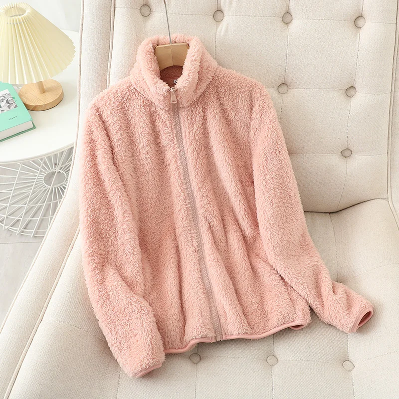 Cappotto donna corto teddy con collo alto, zip e tasche. Capospalla casual caldo per l'inverno, in vari colori.