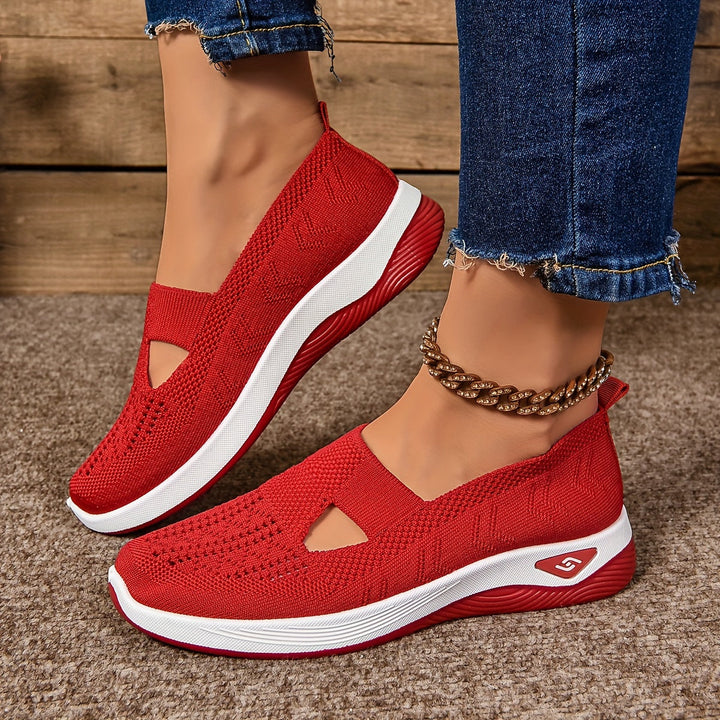 Scarpe slip-on donna indossate, mostrano la vestibilità comoda e lo stile versatile per attività quotidiane e casual.