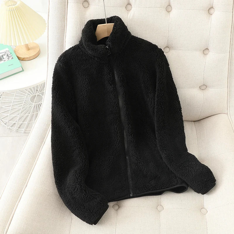 Giacca teddy donna corta beige, calda con collo alto e zip. Capospalla invernale ideale per stile casual quotidiano.