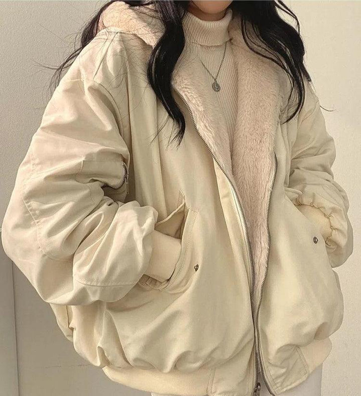 Bomber da donna beige, comodo, con cappuccio integrato e rivestimento in pile.