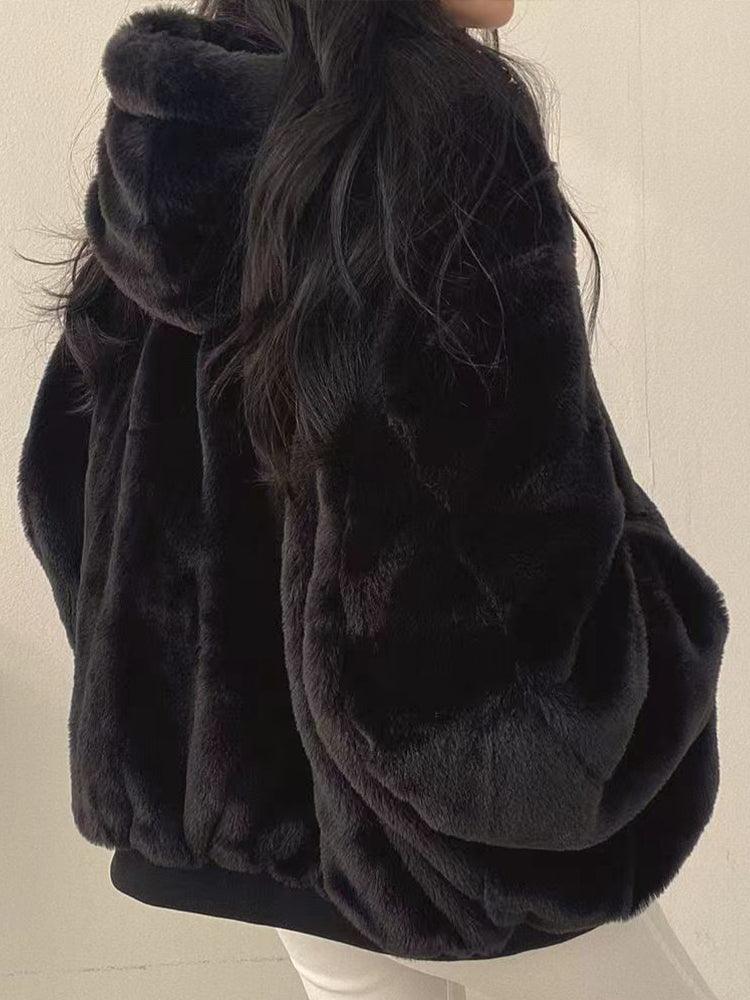 Donna, giacca bomber oversize con cappuccio in pile, look casual e confortevole.