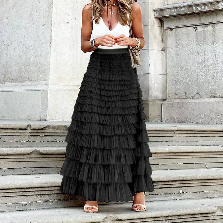 Donna che indossa gonna lunga in tulle bianca con vita elastica. Ideale per un abbigliamento fresco e chic.