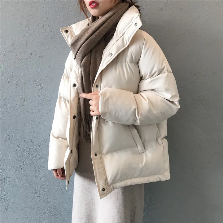 Giaccone piumino imbottito donna oversize nero, caldo e confortevole per l'inverno. Stile casual moda donna.