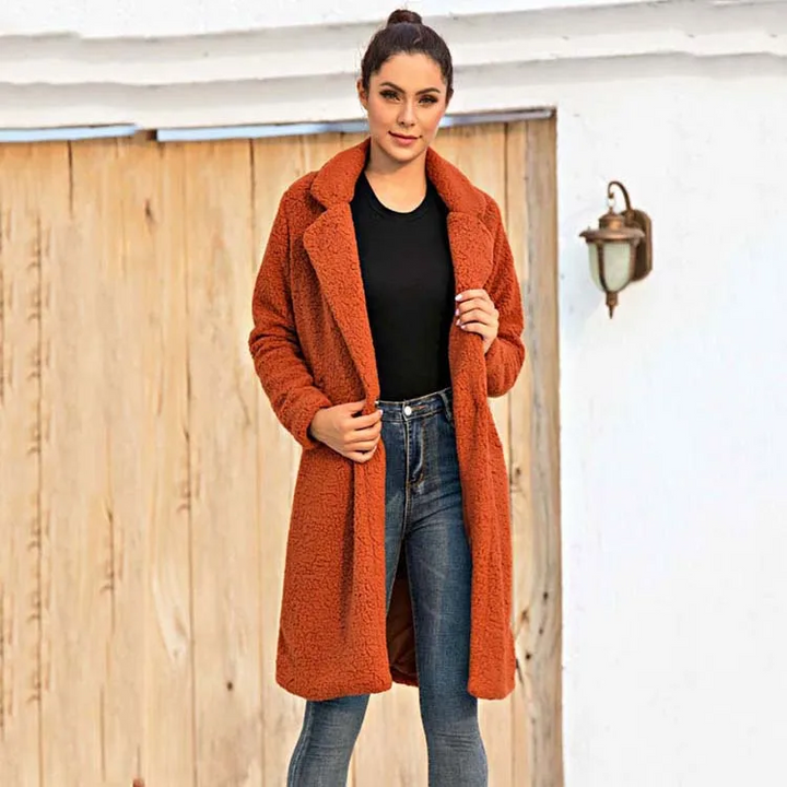 Elegante cappotto teddy donna oversize invernale, lungo e avvolgente. Perfetto per un look casual chic e caldo.