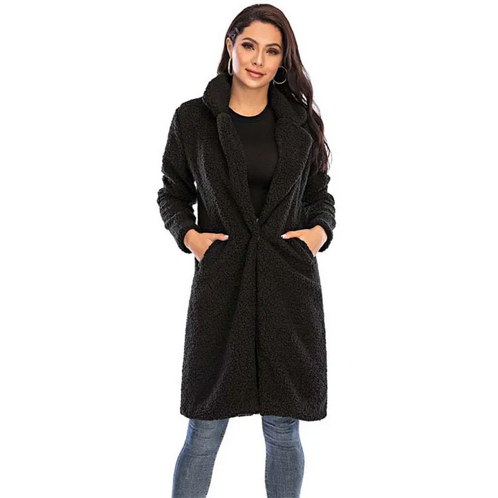 Modello oversize di cappotto teddy donna, lungo e super caldo. Perfetto per l'abbigliamento invernale elegante e comodo.