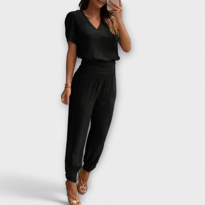 Completo donna elegante con top coordinato e pantaloni ampi fluidi. Ottimo set due pezzi per outfit casual o formale.