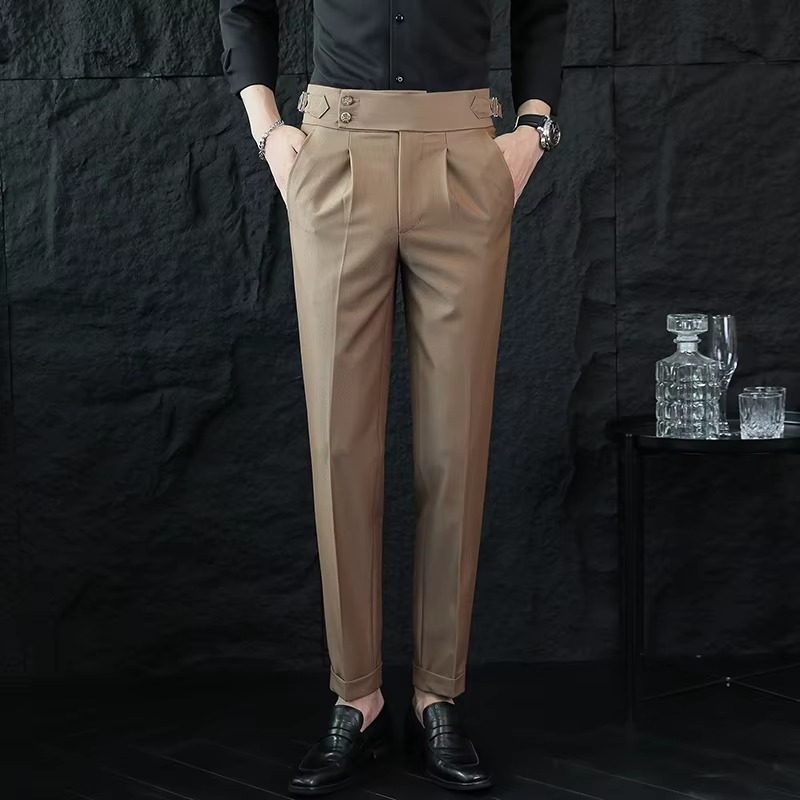 Pantaloni uomo vita alta, gamba dritta. Per un look formale o casual chic con comfort.