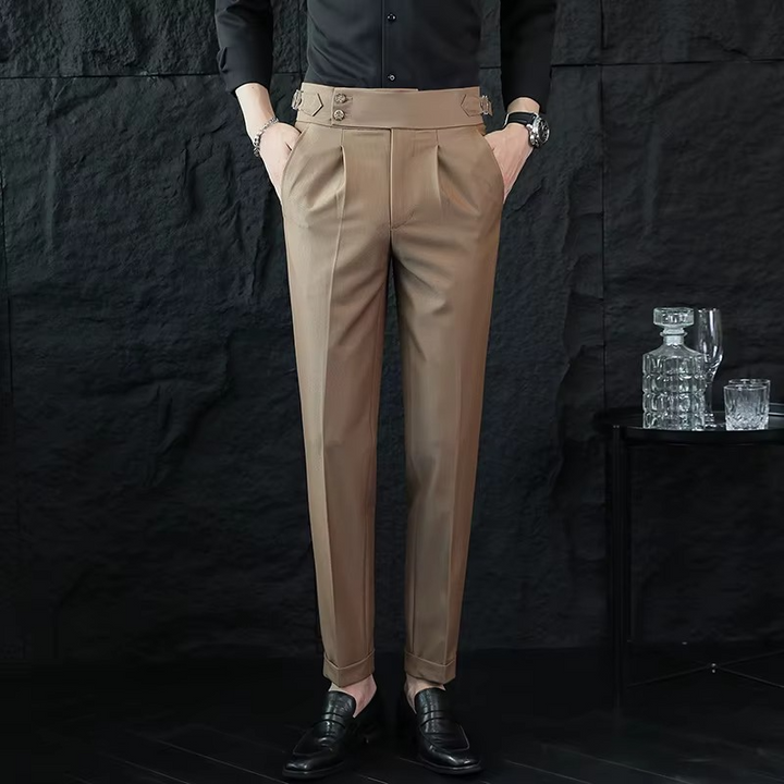 Pantaloni uomo vita alta, gamba dritta. Per un look formale o casual chic con comfort.