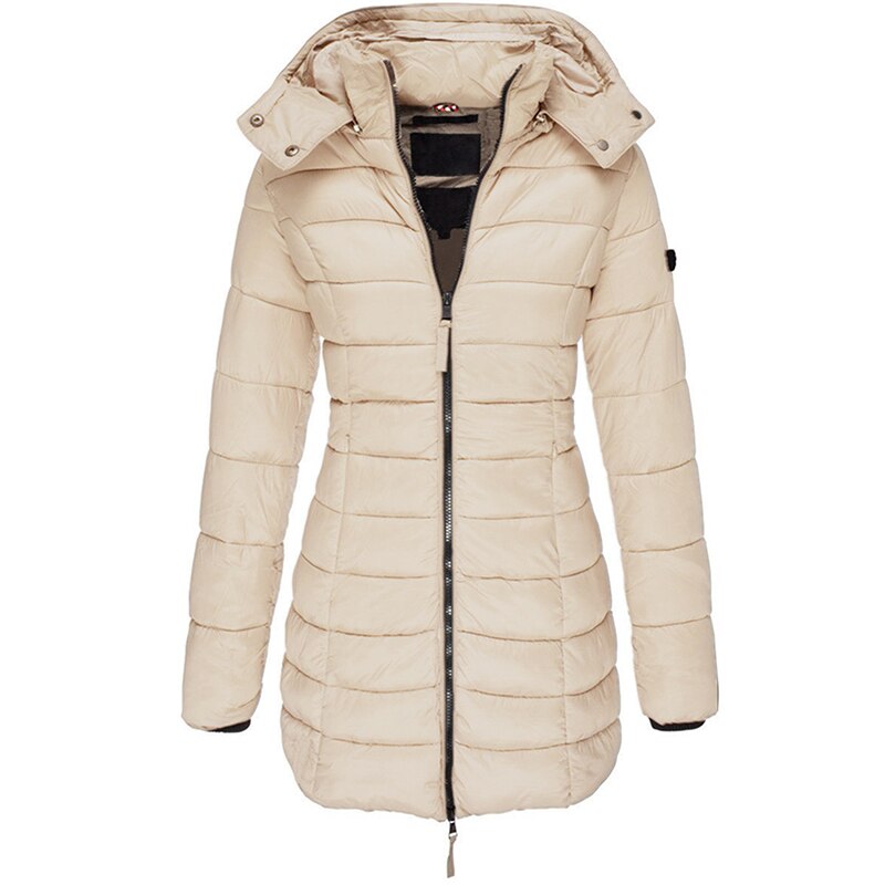 Donna con giacca invernale puffer longline, calda e antivento, perfetta per abbigliamento freddo.