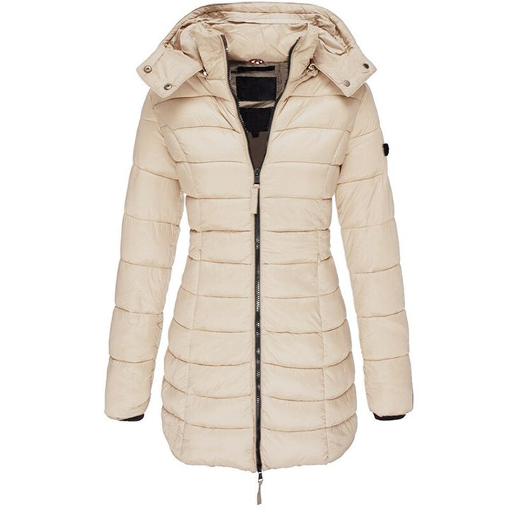 Donna con giacca invernale puffer longline, calda e antivento, perfetta per abbigliamento freddo.
