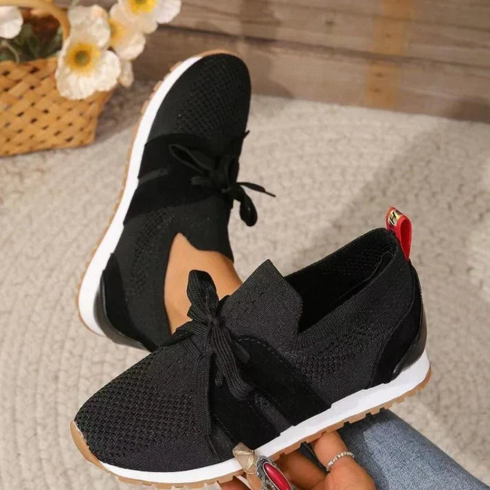 Moderne scarpe da passeggio con suola grippante, facili da indossare, offrono stabilità e comfort per uomo e donna.