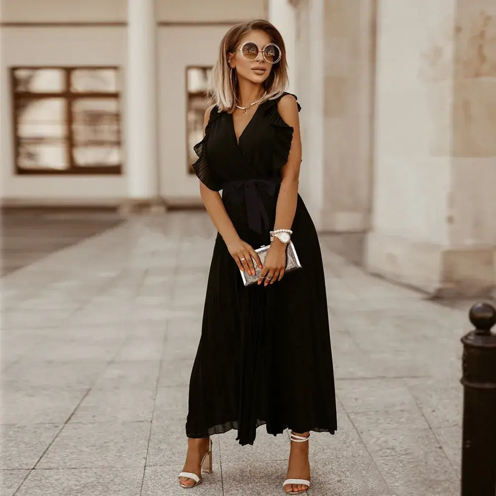Volant delicati su abito lungo estivo da donna, senza maniche, per un look femminile e romantico.