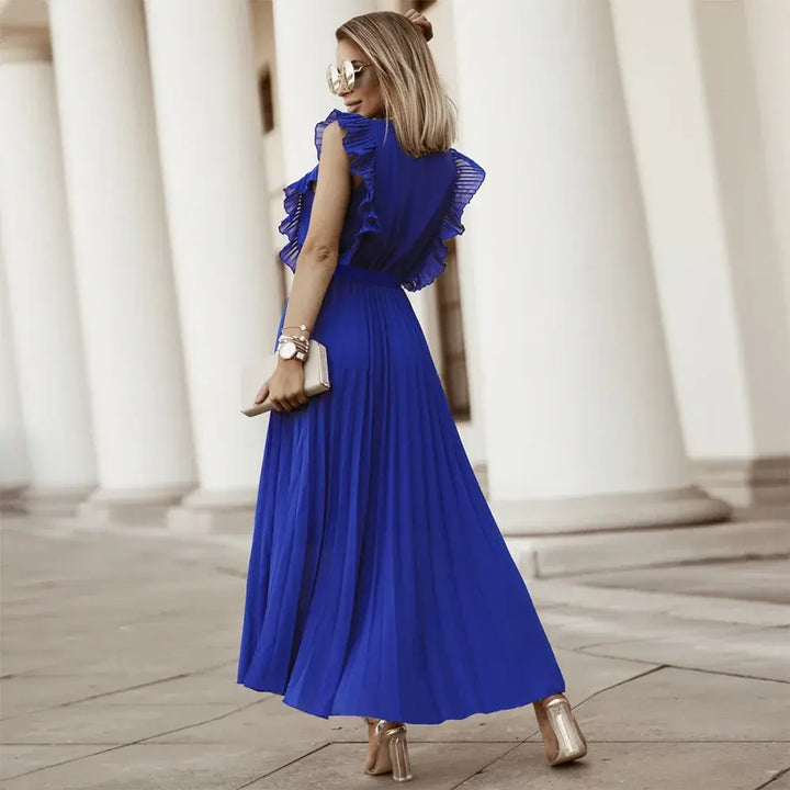 Abito lungo donna scollo a V in colore vivace, senza maniche con volant. Moda estiva vibrante.