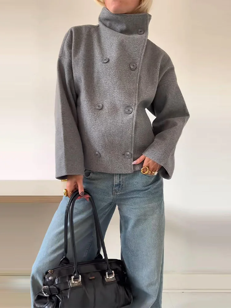 Cappotto donna nero invernale, collo alto e bottoni. Stile chic e caldo, adatto a diverse occasioni.
