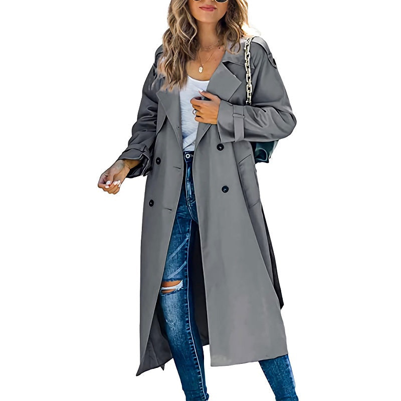 Giacca lunga trench classico ed elegante da donna. Capospalla versatile per moda femminile primaverile e autunnale.