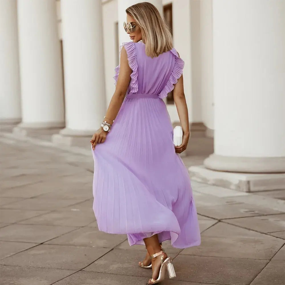 Abito lungo femminile scollo a V, senza maniche, volant delicati. Per un look dolce e chic.