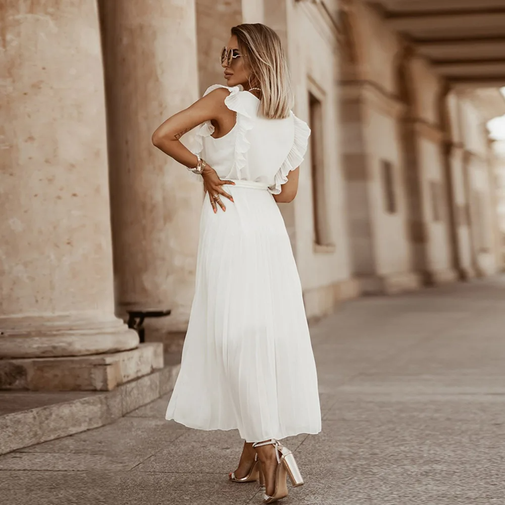 Dettaglio scollo a V su abito lungo estivo da donna, design elegante e confortevole con volant.