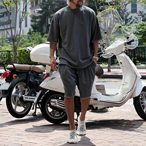 Completo estivo uomo, unisce stile moderno e comfort per un look estivo impeccabile e casual.