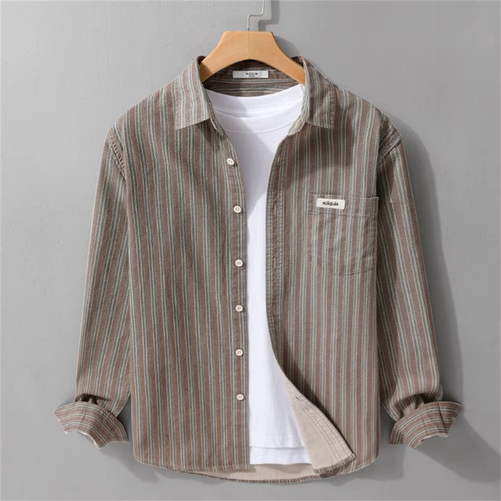 Camicia uomo a maniche lunghe a righe, stile casual e vestibilità comoda per moda maschile versatile.