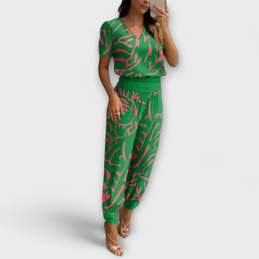 Completo donna elegante: top coordinato e pantaloni ampi fluidi. Set due pezzi versatile per look chic.