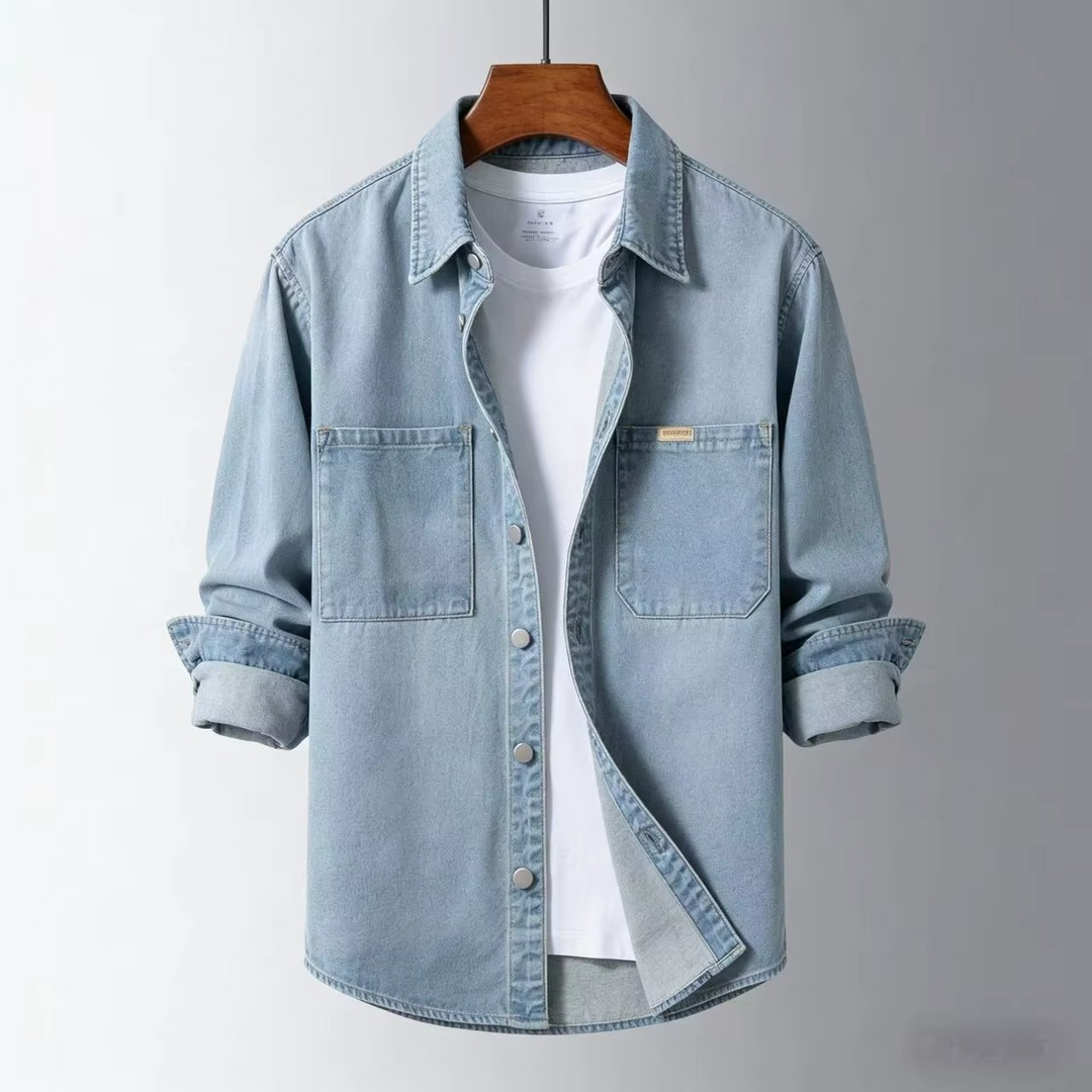 Camicia uomo versatile blu a maniche lunghe con tasche frontali e bottoni. Perfetta per look casual e di tendenza.