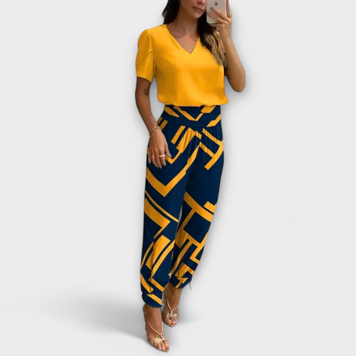 Top elegante e pantaloni ampi fluidi per un completo donna set due pezzi. Abbigliamento versatile e raffinato.