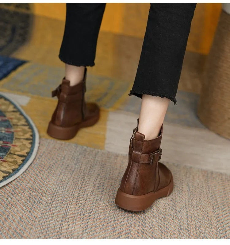 Stivaletti donna in pelle vintage, comodi ed eleganti. Perfetti per l'autunno inverno, con suola antiscivolo.