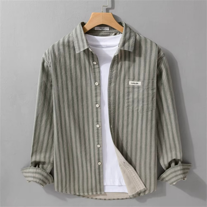 Camicia casual uomo a maniche lunghe a righe, comfort e stile classico per l'abbigliamento maschile.