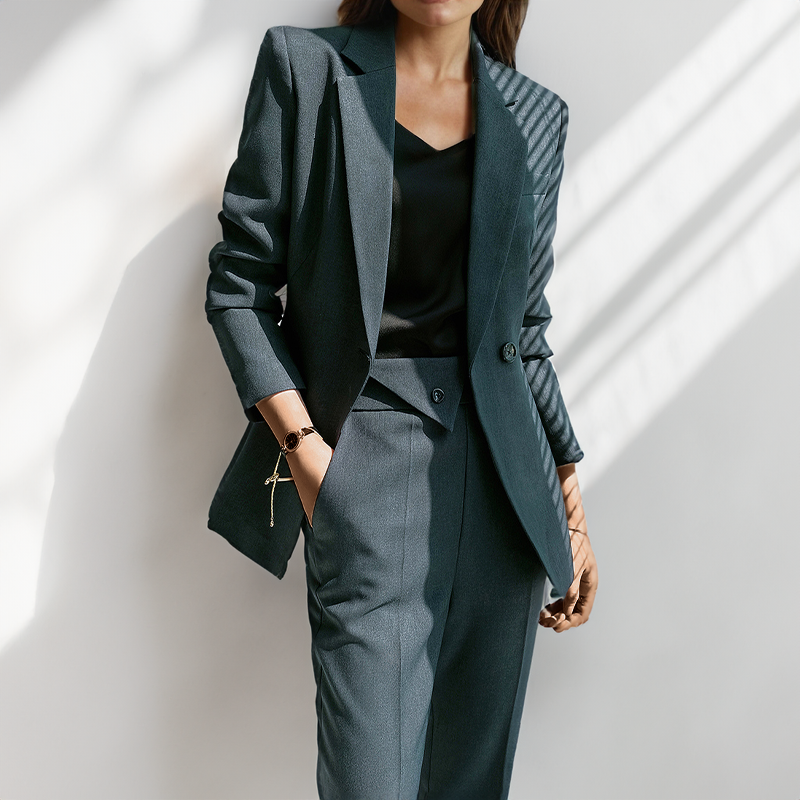 Completo pantalone donna elegante, tailleur due pezzi per ufficio e casual chic. Moda donna verde/nero, abbigliamento versatile.