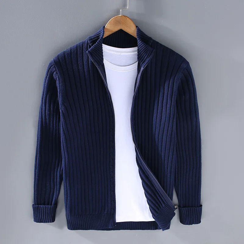 Cardigan da uomo classico con zip, maglia a coste. Un maglione versatile ed elegante, essenziale per il guardaroba maschile.