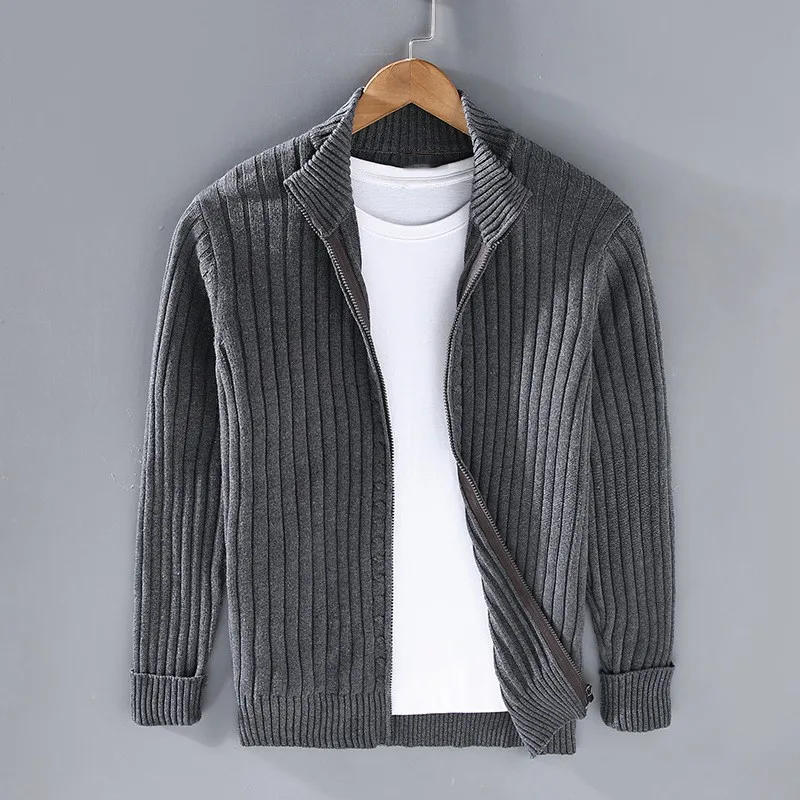 Cardigan uomo in maglia a coste con cerniera, stile classico-moderno. Ideale per un look sofisticato e confortevole.