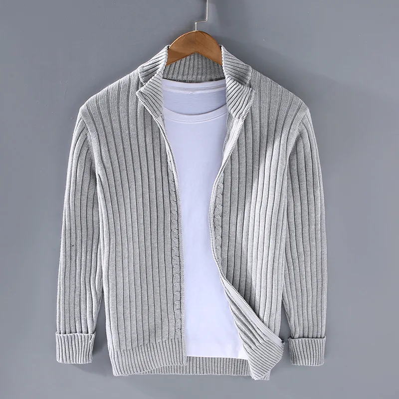 Cardigan uomo classico con zip, maglia a coste, perfetto per look casual o eleganti.