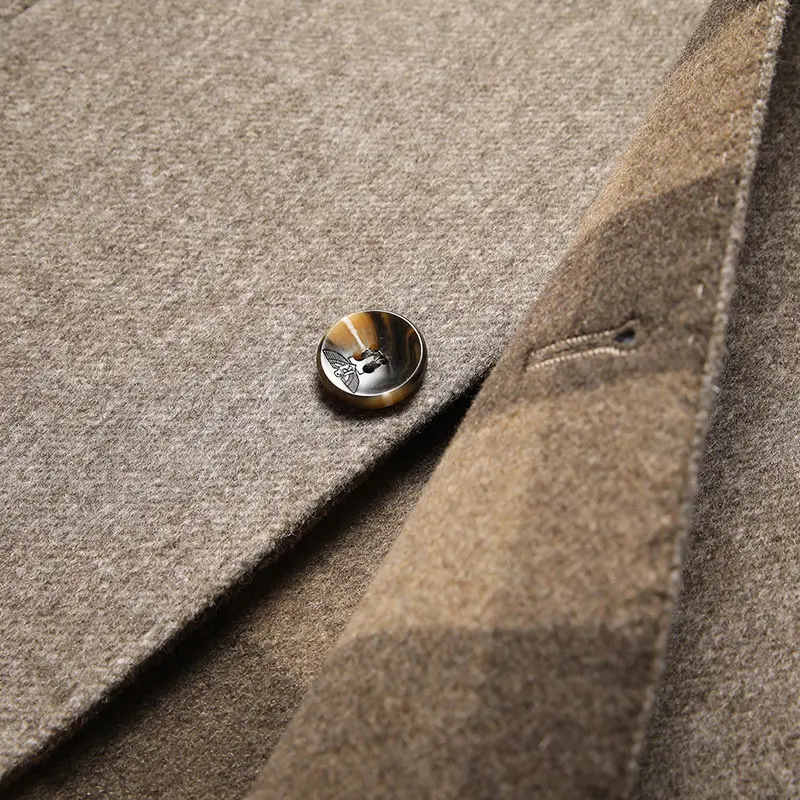 Capo spalla uomo reversibile, elegante e caldo. Perfetto per un tocco di stile in ogni occasione.