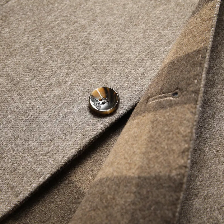 Capo spalla uomo reversibile, elegante e caldo. Perfetto per un tocco di stile in ogni occasione.