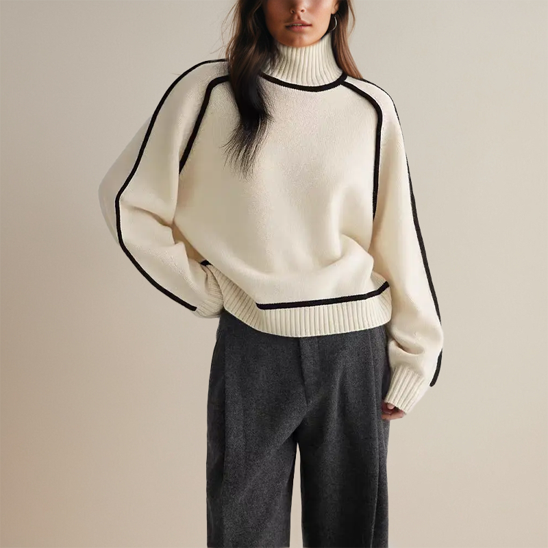 Primo piano del maglione donna a collo alto a righe slim fit. Tessuto morbido ideale per l'eleganza quotidiana invernale.