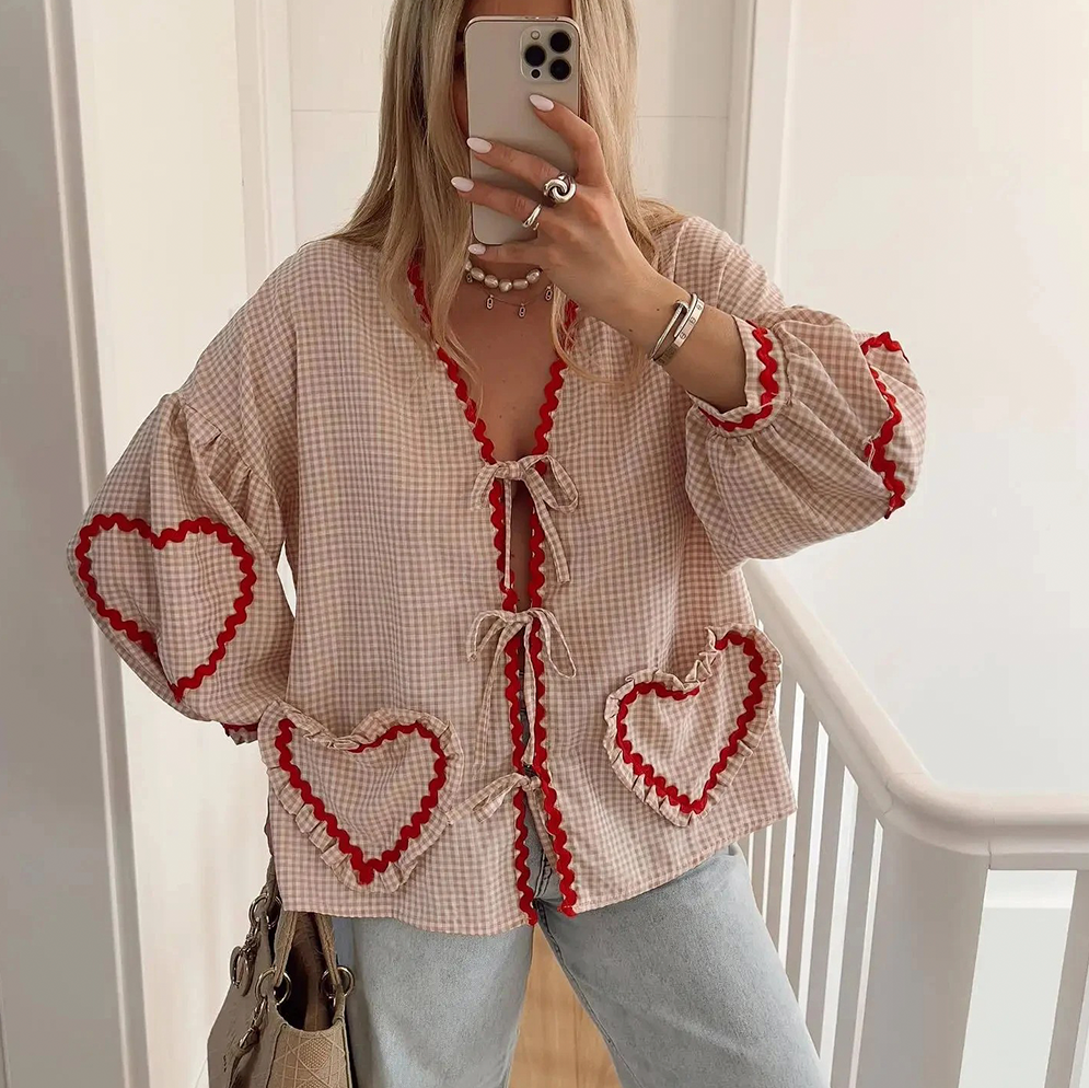 Blusa donna oversize a maniche lunghe, vestibilità ampia, con distintive tasche a cuore; ideale per primavera.