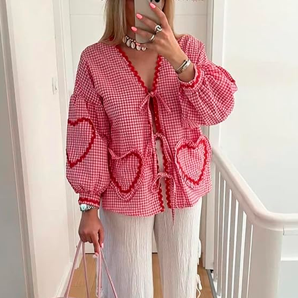Dettaglio tasche a cuore su camicia donna a maniche lunghe; blusa ampia primaverile, versatile per ogni stile.