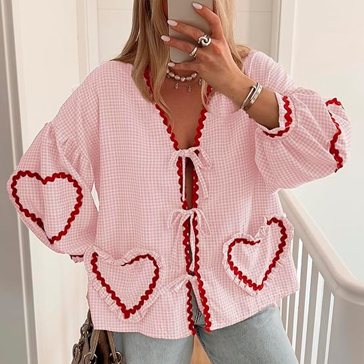 Moda donna: blusa primaverile a maniche lunghe, camicia ampia oversize in tessuto leggero, con tasche a cuore.