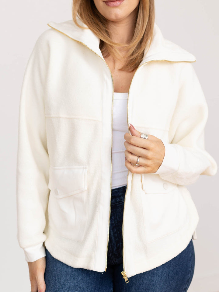 Giacca donna avorio autunnale con colletto strutturato e zip. Un capo versatile per un look elegante o casual.